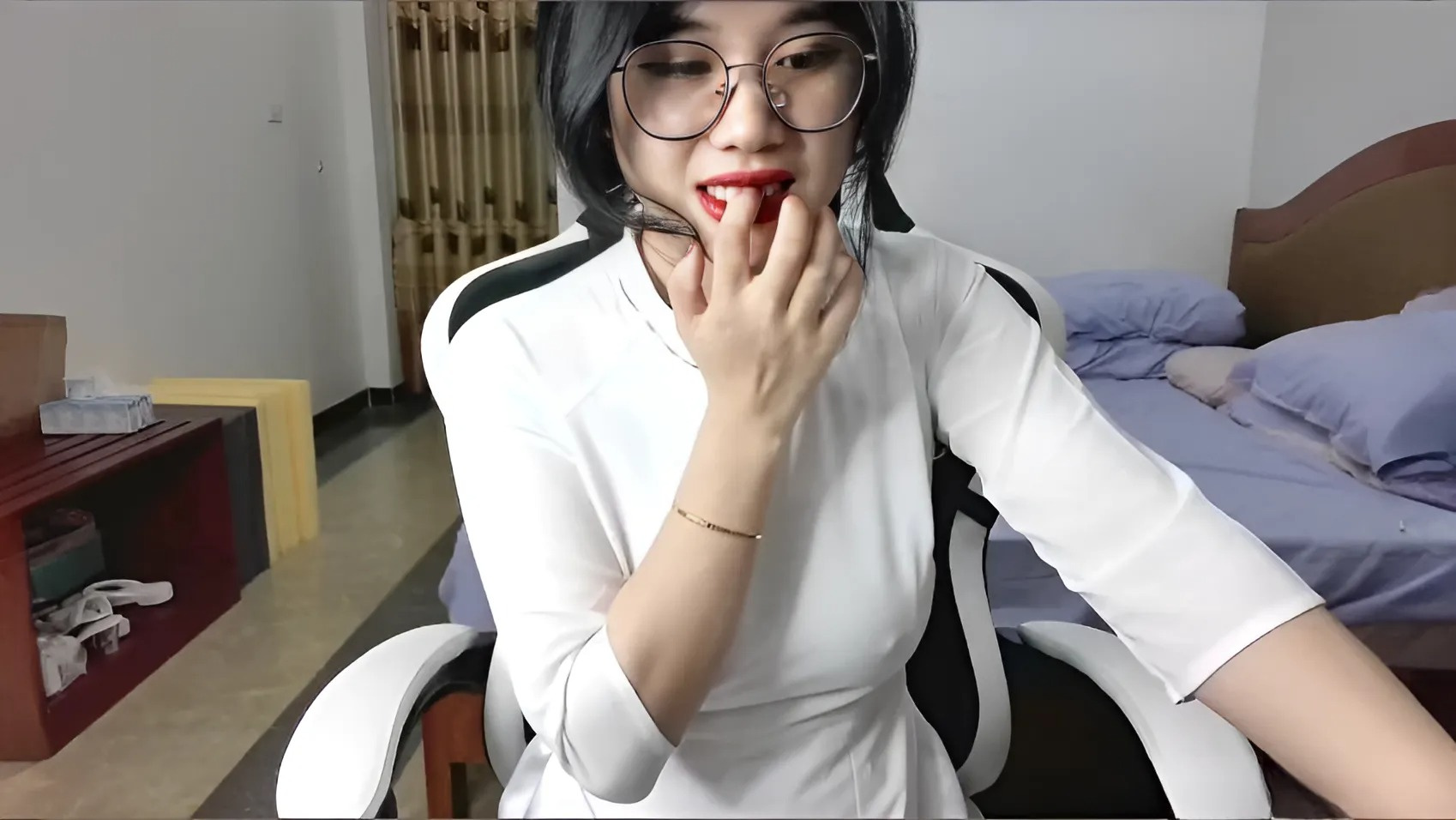 아오자이의 원기 왕성한 소녀 Anna Bear 자위
