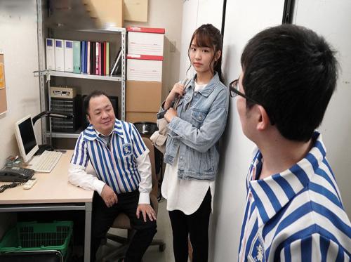 Le manager excité a invité la belle employée à la baiser pendant les heures de travail